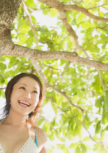女性在清新绿色大自然度假图片(25张)