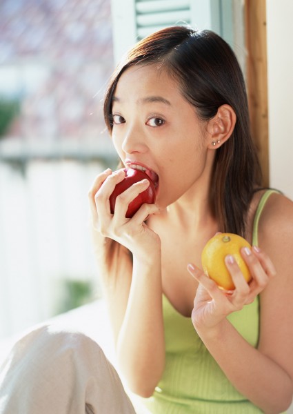 女性和食物水果图片(16张)