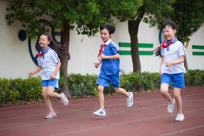 操场跑步的小学生图片(9张)