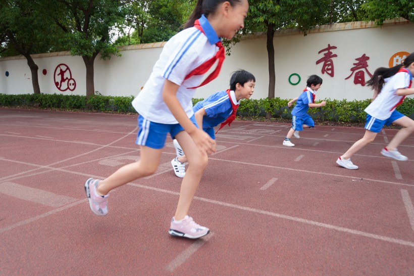 操场跑步的小学生图片(9张)