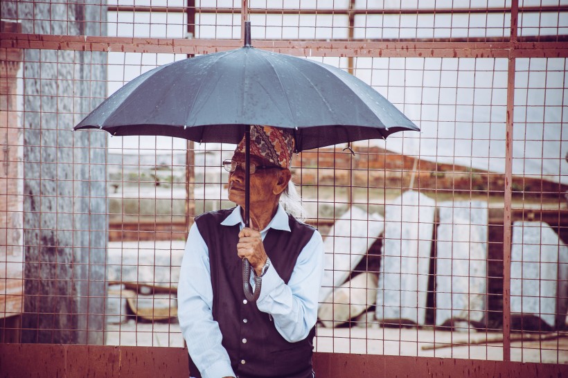 撑着雨伞的人物图片(16张)