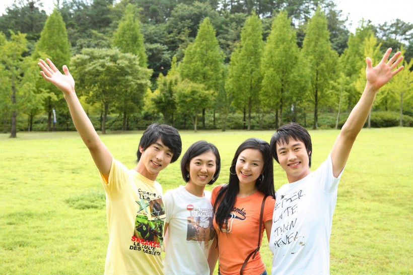 青少年草地游玩图片(59张)