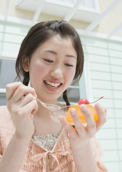 青少年休闲、品尝美食图片(42张)