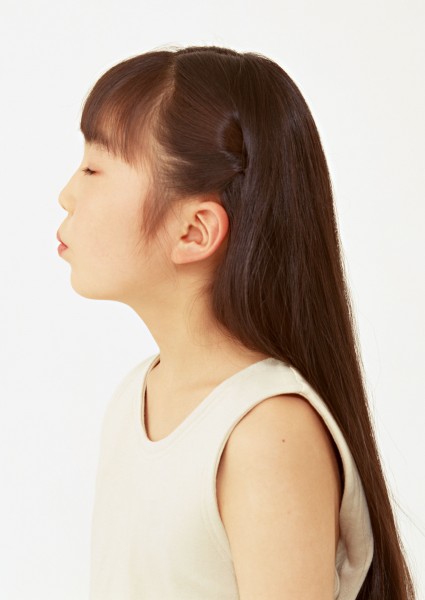 留着长头发的气质小女孩图片(15张)