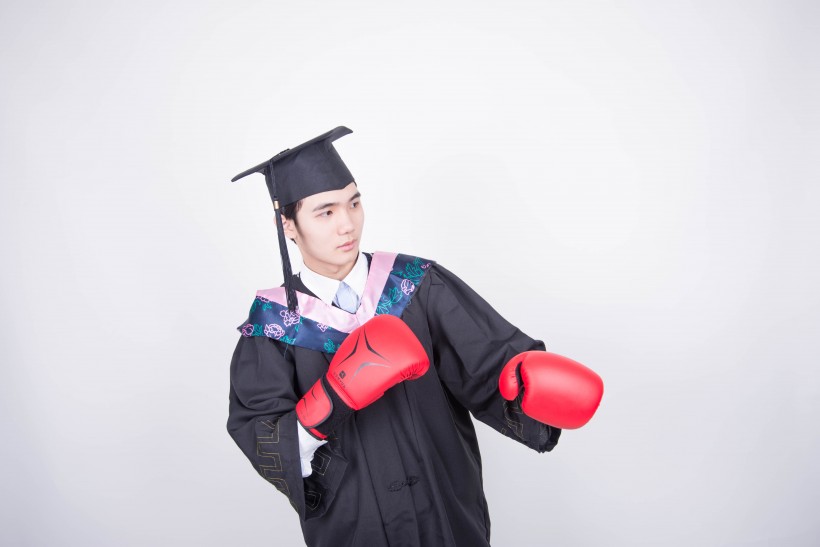 文武双全的大学毕业生训练拳击图片(8张)
