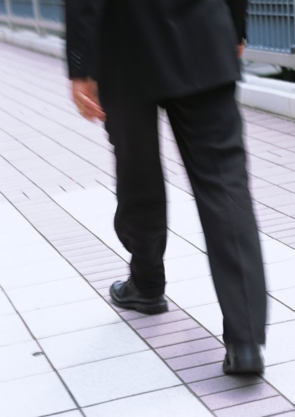 人物走路腿部特写图片(16张)