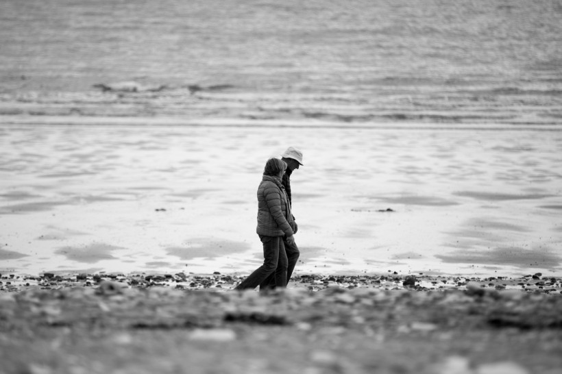 在沙滩上散步的人图片(17张)