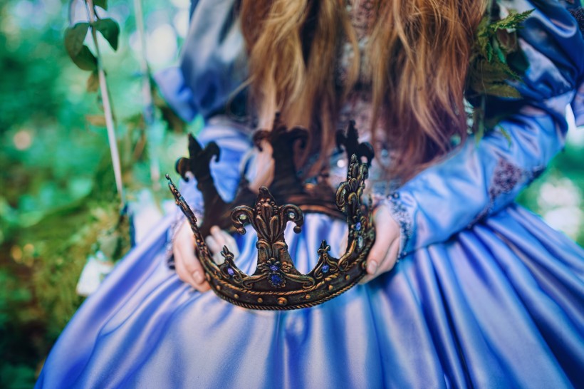 森林中的美女公主图片(19张)