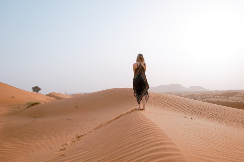 沙漠上行走的人图片(13张)