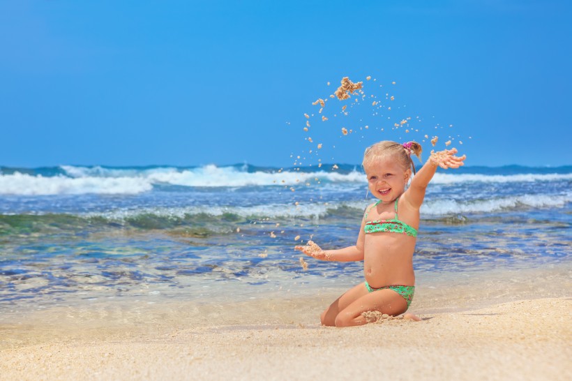 沙滩上的可爱儿童图片(17张)