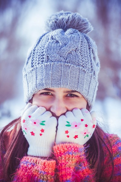 冬天戴着手套的女孩图片(11张)