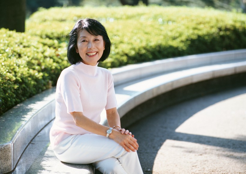 树下休闲老年女性图片(20张)