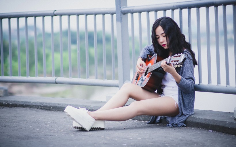 弹吉他的少女图片(20张)
