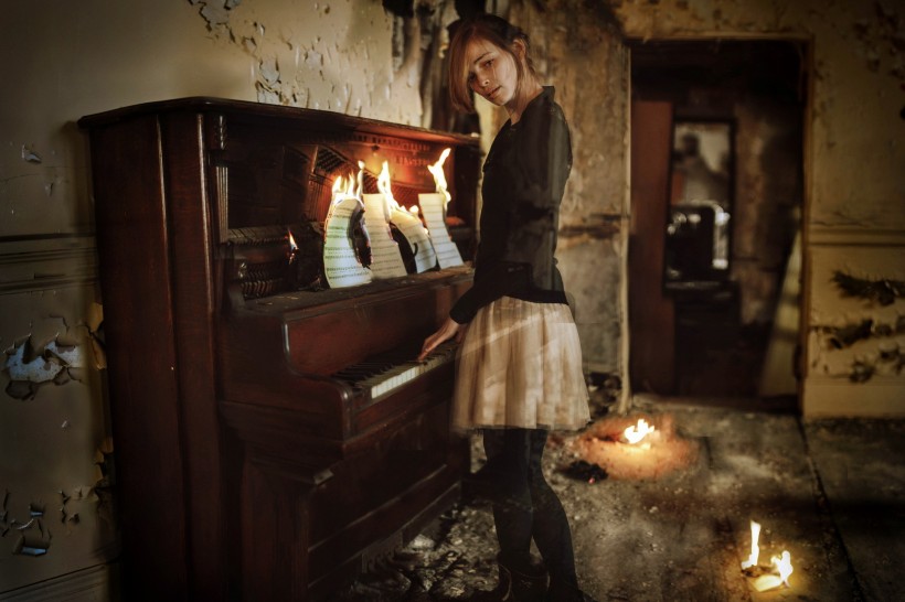 弹钢琴的少女图片(14张)