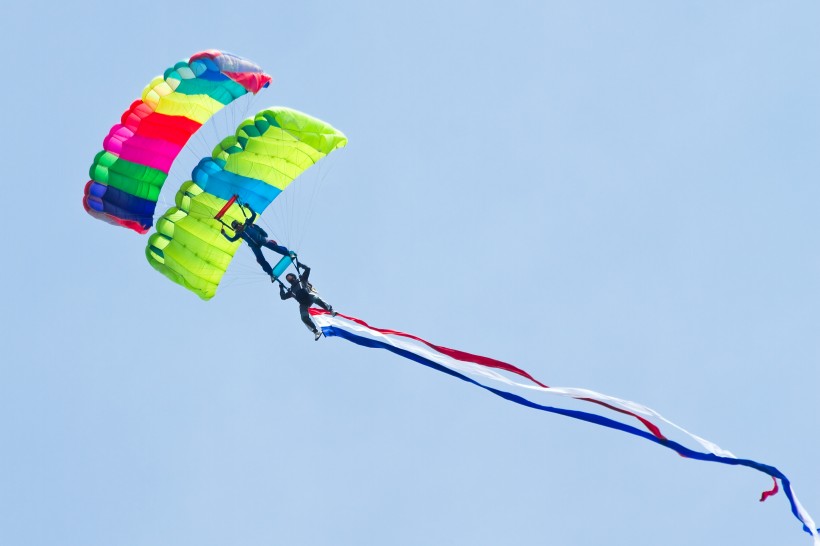 蓝天上跳伞运动员图片(14张)