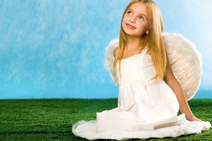 穿着天使翅膀的小女孩图片(10张)