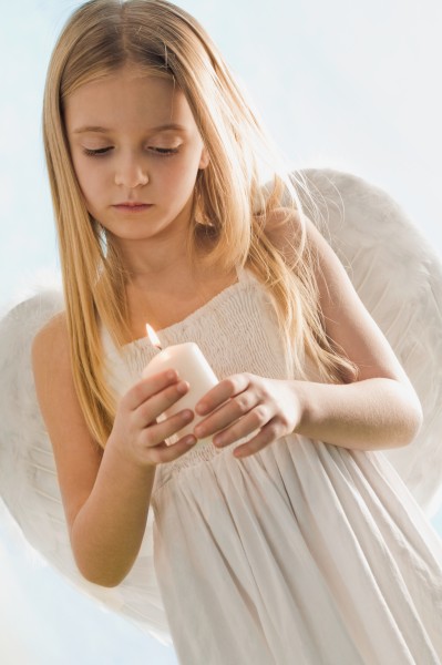 穿着天使翅膀的小女孩图片(10张)