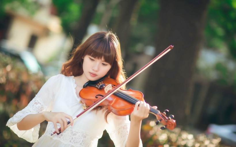 拉小提琴的女孩图片(17张)