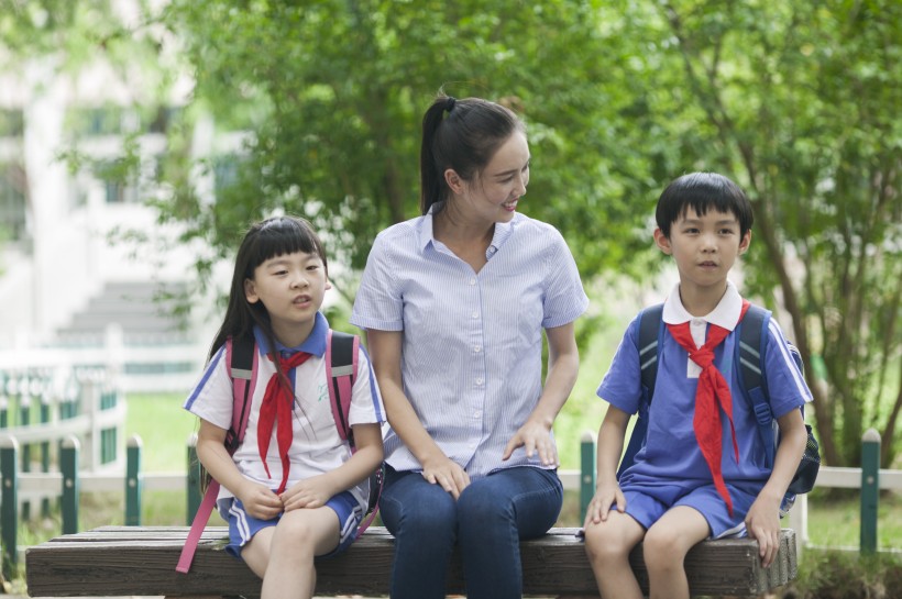 女老师和同学一起在校园学习图片(11张)