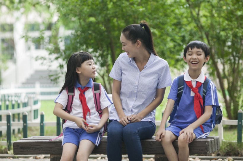 女老师和同学一起在校园学习图片(11张)