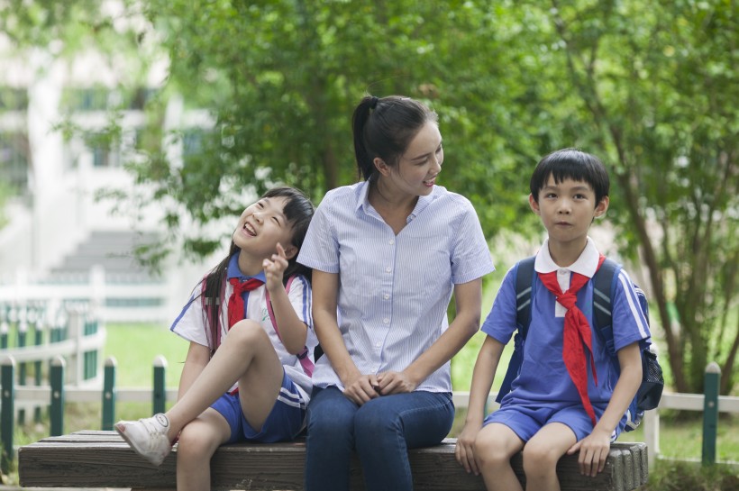 女老师和同学一起在校园学习图片(11张)