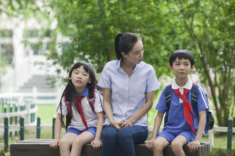 女老师和同学一起在校园学习图片(11张)