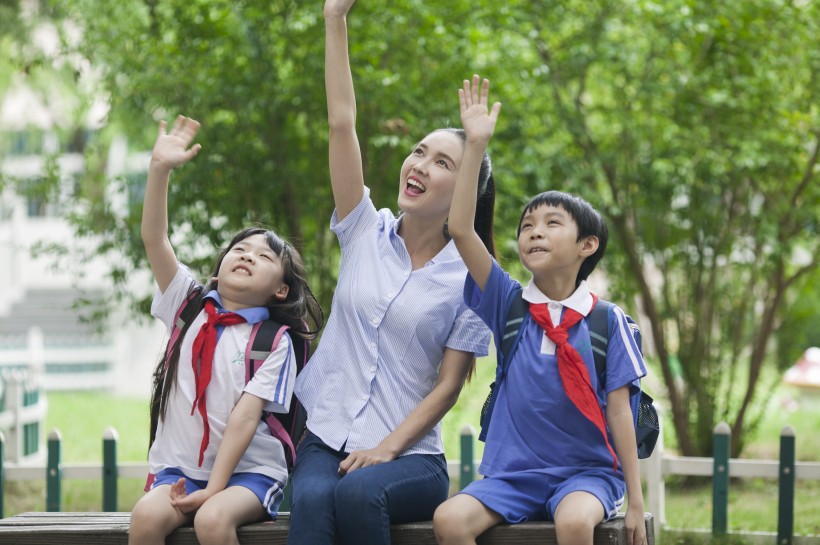 女老师和同学一起在校园学习图片(11张)