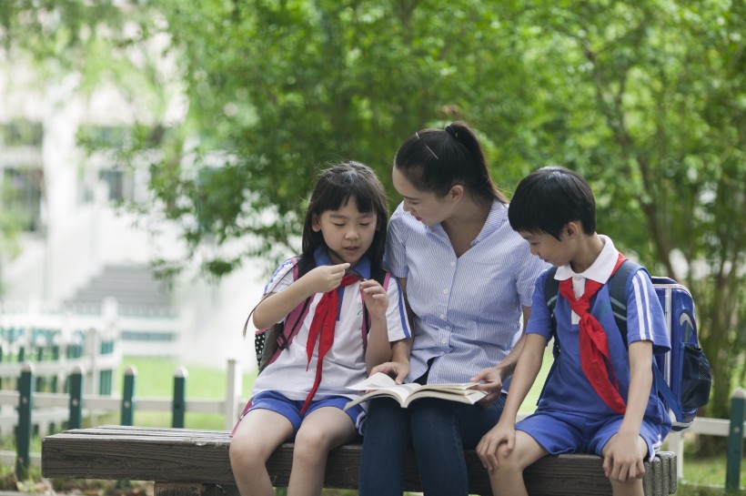 女老师和同学一起在校园学习图片(11张)