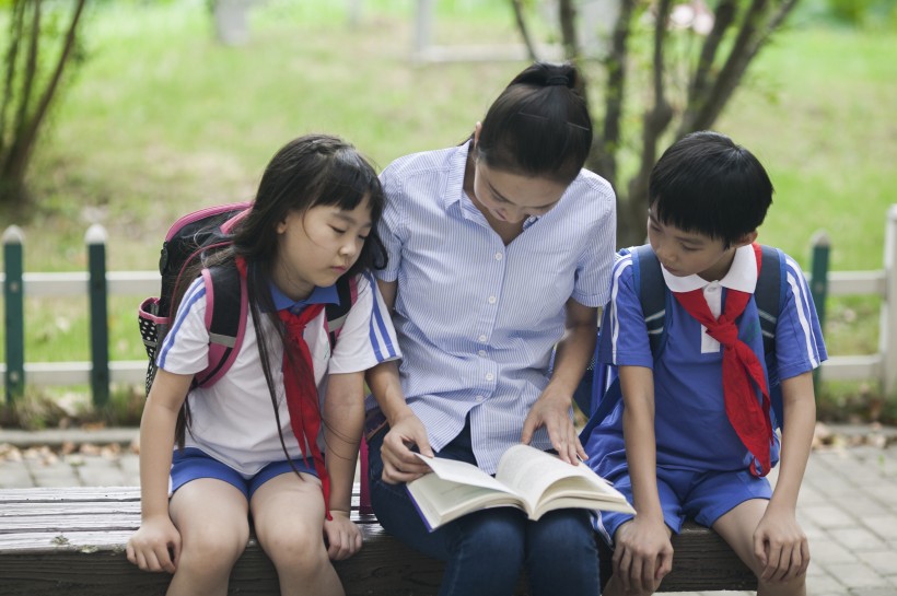 女老师和同学一起在校园学习图片(11张)