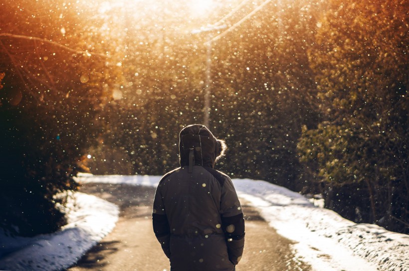 下雪时室外的人物图片(15张)