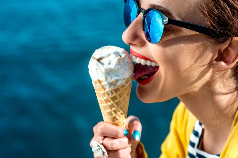 匆匆行人和开心吃冰淇淋的人图片(20张)