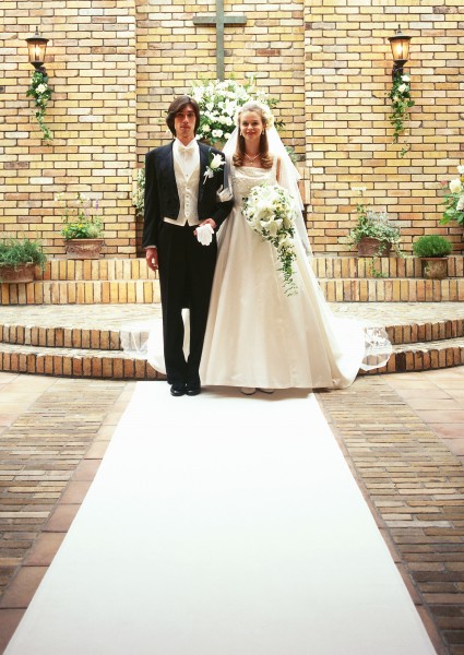 新郎和新娘在教堂举办婚礼的图片(15张)