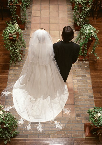 新郎和新娘在教堂举办婚礼的图片(15张)