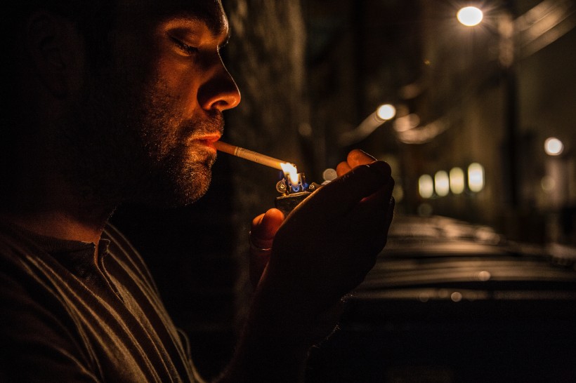 正在吸烟的男子图片(9张)