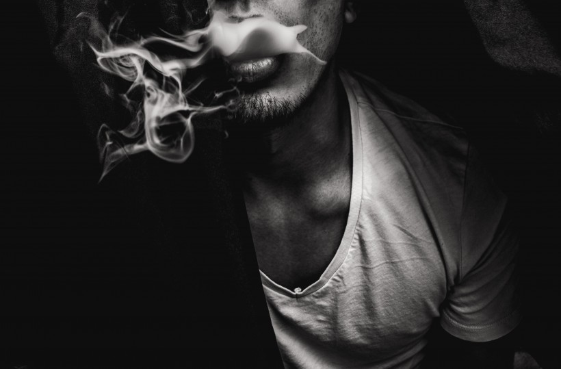 正在吸烟的男子图片(9张)