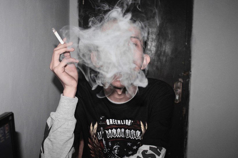 吸烟的男士图片(17张)