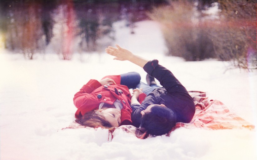 雪地里的情侣图片(9张)