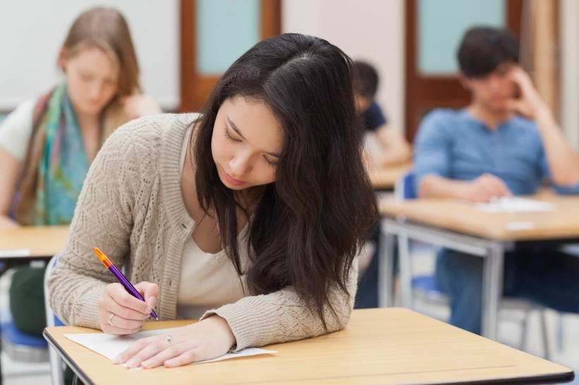 教室里学习的大学生图片(15张)