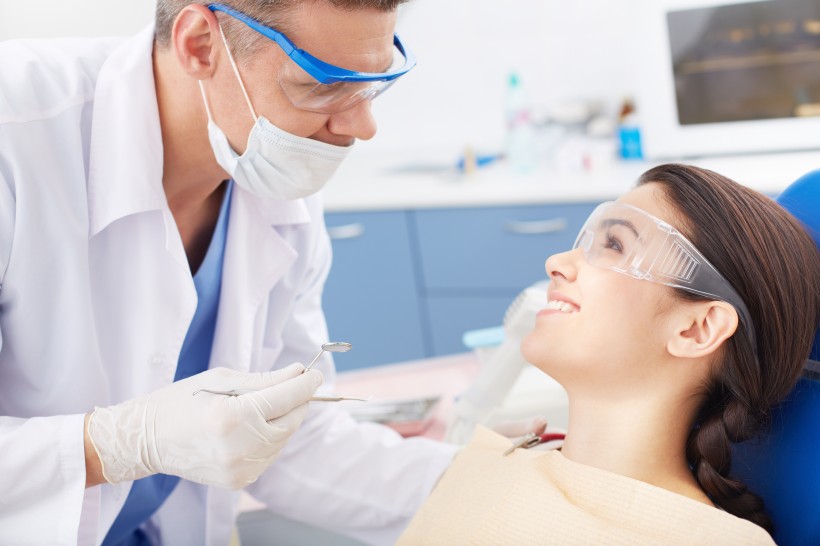 牙科医生检查患者牙齿图片(14张)