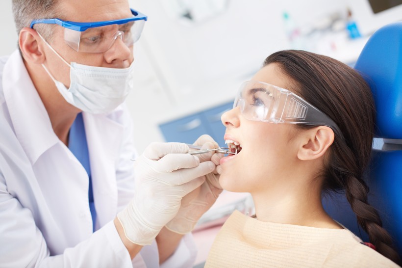 牙科医生检查患者牙齿图片(14张)