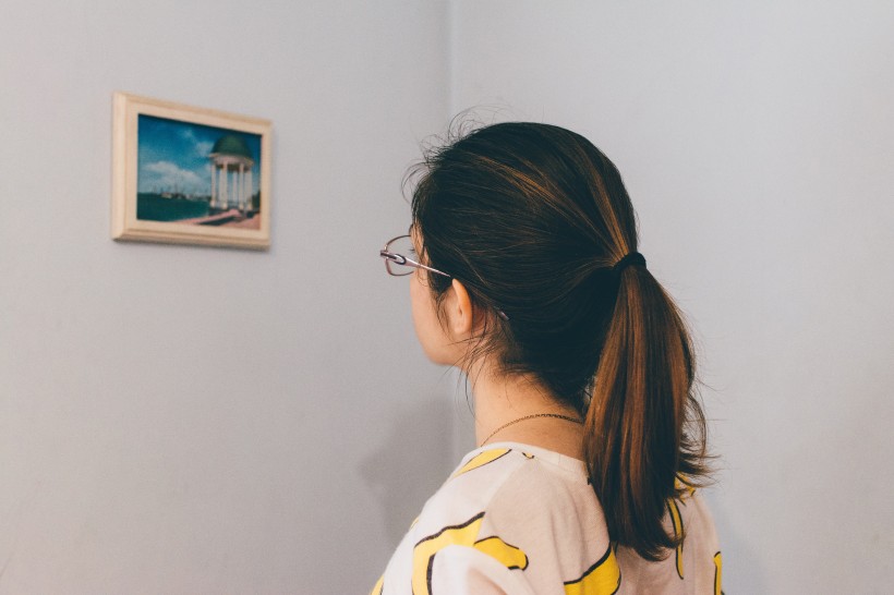 参观画展的人图片(14张)