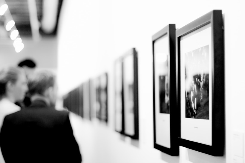参观画展的人图片(14张)