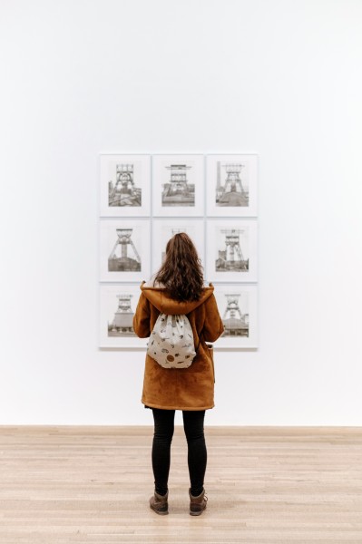 参观画展的人图片(14张)