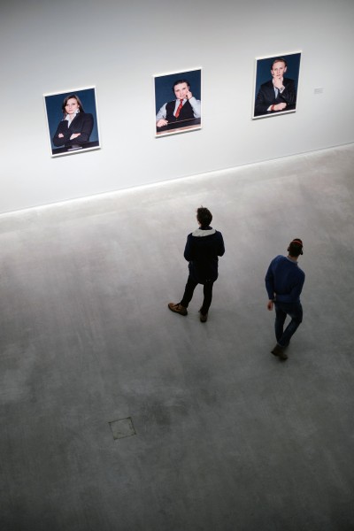 参观画展的人图片(14张)