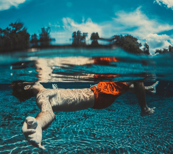 在水中游泳的人图片(12张)