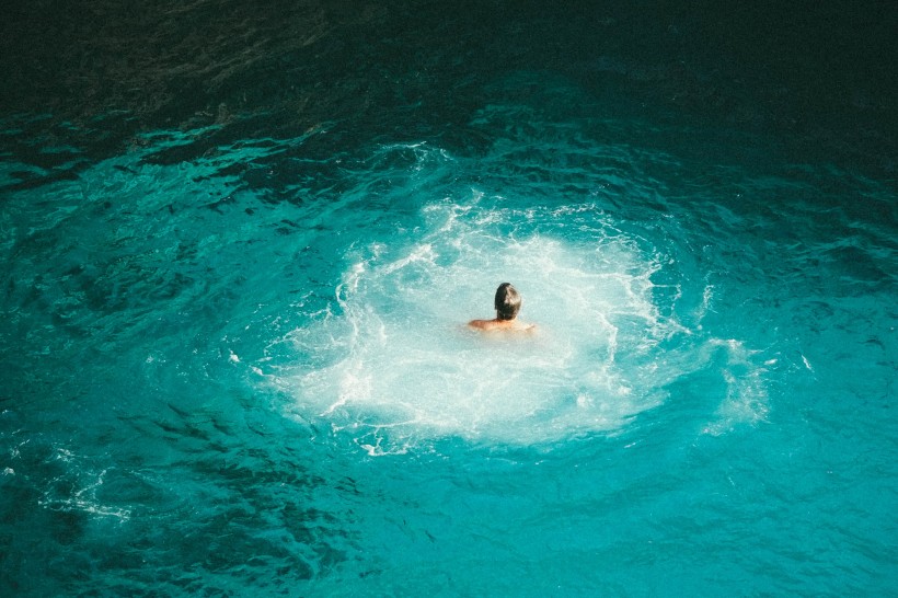 在水中游泳的人图片(12张)