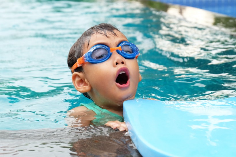 游泳的可爱儿童图片(11张)