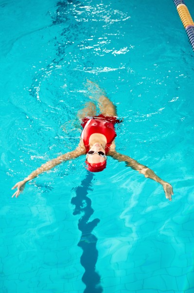 游泳的美女图片(10张)