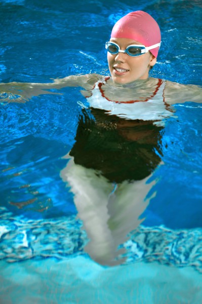 游泳的美女图片(10张)