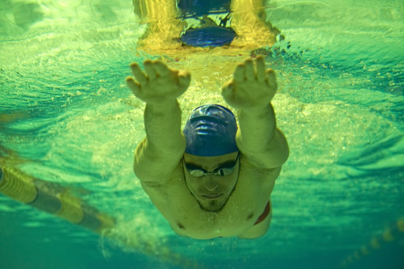游泳的男士图片(12张)